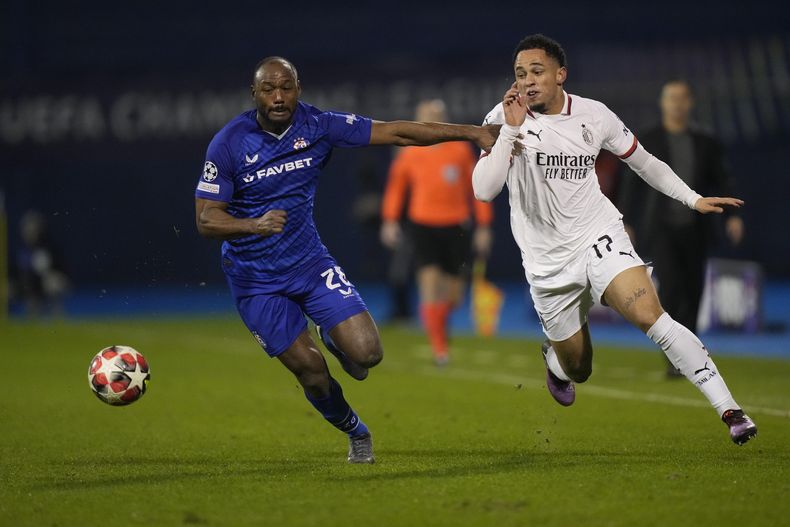 Noah Okafor (derecha) del AC Milan pugna el balón con Kevin Theophile-Catherine del Dinamo de Zagreb en la Liga de Campeones, el miércoles 29 de enero de 2025, en Zagreb, Croacia. (AP Photo/Darko Bandic)