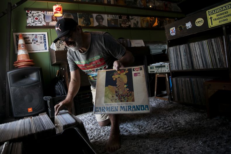 El DJ Mustafa Baba-Aissa, originario de Argelia, muestra una copia del álbum The Brazilian Bombshell Ace of Hearts 1965 de Carmen Miranda, en su tienda de discos Vinil do Mustafa, en Río de Janeiro, Brasil, el viernes 19 de abril de 2024. En Brasil existe un gran interés por los discos de vinilo, incluyendo álbumes clásicos y nuevos artistas o músicos alguna vez desconocidos. (AP Photo/Bruna Prado)