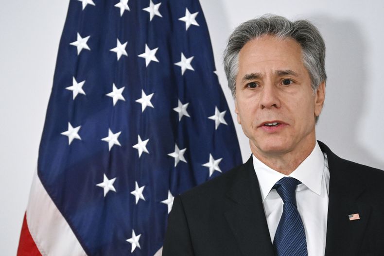 El secretario de Estado estadounidense Antony Blinken observa mientras recibe la Real Orden de la Estrella Polar antes del inicio de la 31ª cumbre ministerial de la Organización para la Seguridad y la Cooperación en Europa (OSCE), en TaQali, Malta, jueves 5 de diciembre de 2024. (Alberto Pizzoli/Pool Photo via AP)