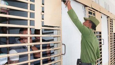 americateve | Según EyeOnCuba los detenidos en la isla tienen un promedio de edad de 41 años, la mayoría son hombres y el monto mayor de las denuncias proviene de Santiago de Cuba.