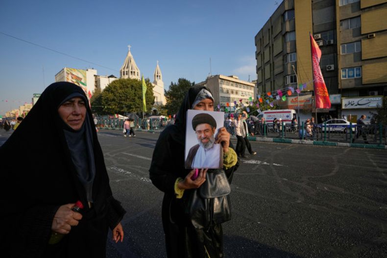Una simpatizante del gobierno sostiene una fotografía del líder supremo de Irán, Mojtaba Jamenei durante una celebración por el cumpleaños del profeta Mahoma, el domingo 30 de agosto de 2026, en Teherán, Irán. (AP Foto/Vahid Salemi)