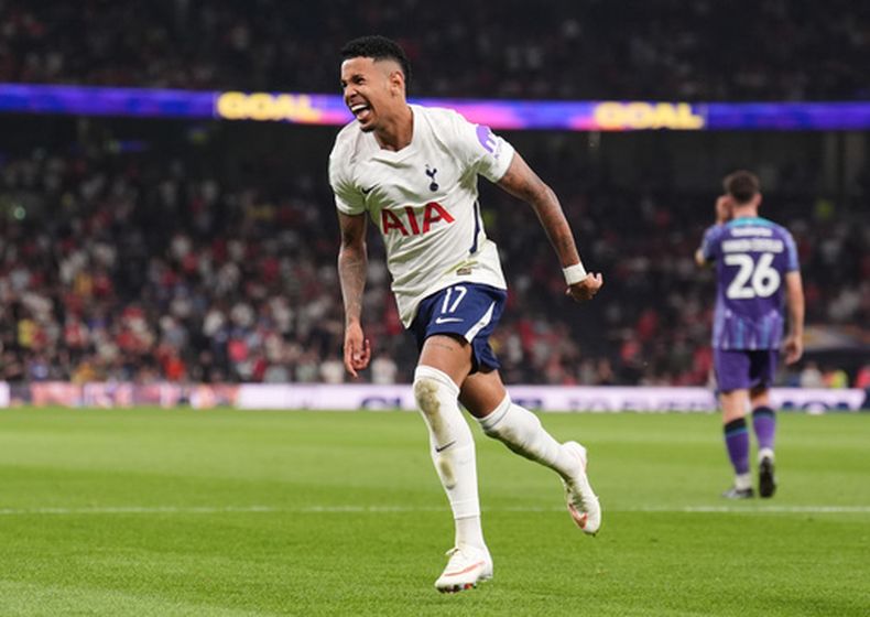 El brasileño Sávio, del Tottenham Hotspur, festeja un gol ante Charlton en un cotejo de la Copa de la Liga, inglesa, el miércoles 26 de agosto de 2026 en Londres (John Walton/PA via AP)