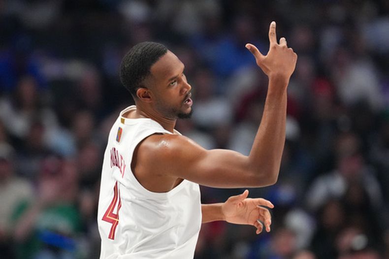 Evan Mobley, de los Cavaliers de Cleveland, festeja luego de encestar ante los Mavericks de Dallas en el partido del viernes 13 de marzo de 2026 (AP Foto/Julio Cortez)