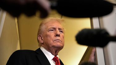 El presidente Donald Trump habla con la prensa a bordo del Air Force One, el domingo 19 de octubre de 2025, camino a la Base Conjunta Andrews, Maryland, tras regresar de un viaje a Florida. (AP Foto/Mark Schiefelbein)