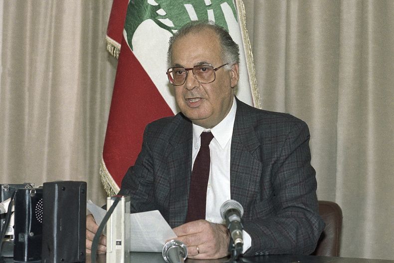 ARCHIVO - El primer ministro libanés Salim Hoss, en imagen del 25 de abril de 1990 en el Líbano. (AP Foto, archivo)