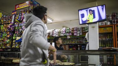Un cliente y el empleado de una cafetería observan el partido entre Colombia y Marruecos en el Mundial femenino, en las afueras de Bogotá, Colombia, el jueves 3 de agosto de 2023. (AP Foto/Iván Valencia)