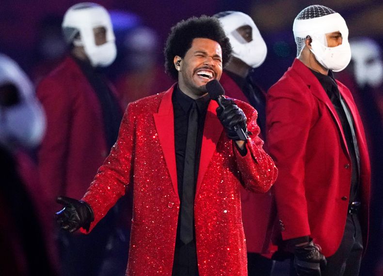 ARCHIVO - The Weeknd actúa durante el espectáculo de medio tiempo del Super Bowl 55 de la NFL entre los Chiefs de Kansas City y los Buccaneers de Tampa Bay, el 7 de febrero de 2021, en Tampa, Florida. (Foto AP/Ashley Landis, archivo)