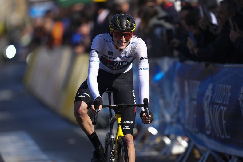 Matteo Jorgensen cruza la meta al ganar la carrera París-Niza, el domingo 10 de marzo de 2024, en Niza, Francia. (AP Foto/Daniel Cole)