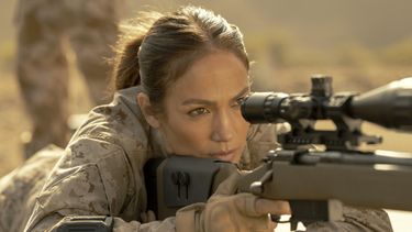 En esta imagen proporcionada por Netflix, Jennifer Lopez en una escena de The Mother. (Ana Carballosa/Netflix vía AP)