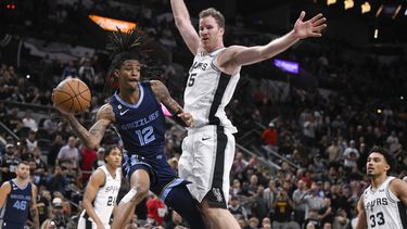 Grizzlies derrotan en tiempo extra a Spurs 124-122
