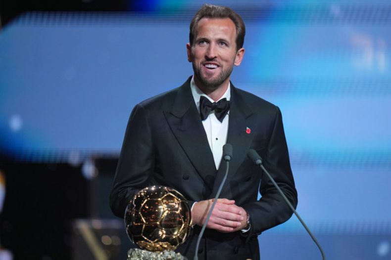 El delantero inglés Harry Kane recibe el Balón de Oro, el lunes 26 de octubre de 2026, en Londres. (AP Foto/Kin Cheung)