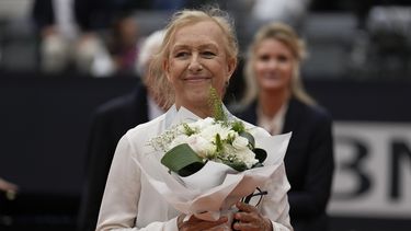 La ganadora de 18 títulos de Grand Slam Martina Navratilova recibe la Raqueta de Oro durante la final del Abierto de Italia en Roma el domingo 21 de mayo del 2023. (AP Foto/Alessandra Tarantino)