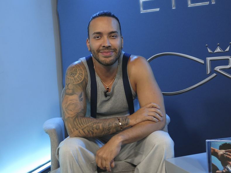 El cantante estadounidense Prince Royce posa durante una entrevista sobre su álbum Eterno, en la Ciudad de México, el miércoles 11 de junio de 2025. (Foto AP/Berenice Bautista)