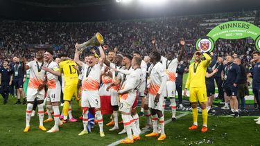 Vladimir Coufal, de West Ham, sostiene en alto el trofeo después de ganar final de la Europa Conference en contra de Fiorentina, et la Arena Eden, en Praga, el miércoles 7 de junio de 2023. West Ham ganó 2-1. (AP Foto/Petr David Josek)