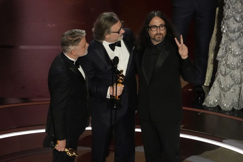 Dave Mullins, de izquierda a derecha, Brad Booker,y Sean Ono Lennon reciben el premio a mejor cortometraje animado por War Is Over! Inspired by the Music of John & Yoko en los Oscar el domingo 10 de marzo de 2024, en el Teatro Dolby en Los Ángeles. (Foto AP/Chris Pizzello)