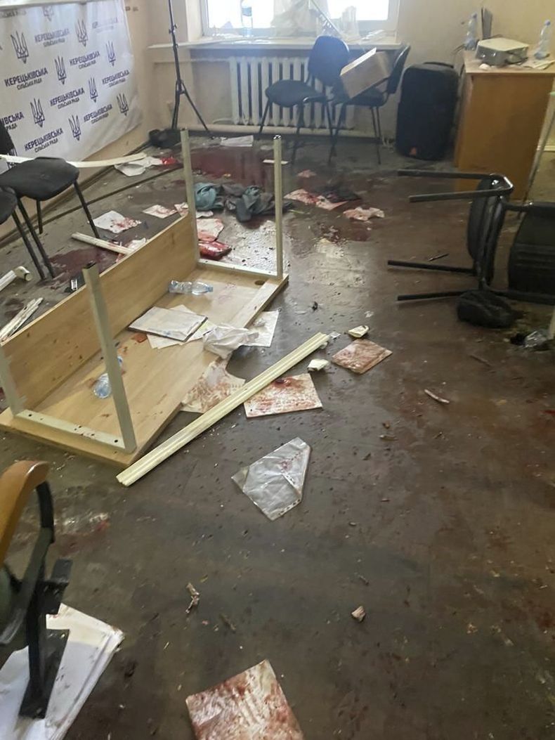 En esta fotografía proporcionada por la oficina de prensa de la policía ucraniana se muestra el sitio donde un concejal detonó granadas en la localidad de Keretske, Ucrania, el viernes 15 de diciembre de 2023. (Oficina de Prensa de la Policía de Ucrania vía AP)