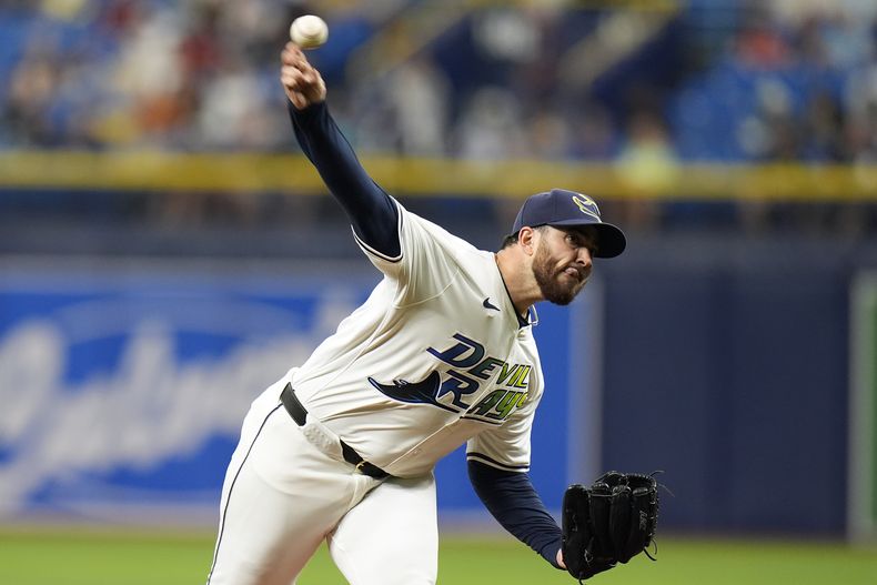 Aaron Civale, abridor de los Rays de Tampa Bay, hace un lanzamiento en el juego del viernes 29 de marzo de 2024, ante los Azulejos de Toronto (AP Foto/Chris OMeara)
