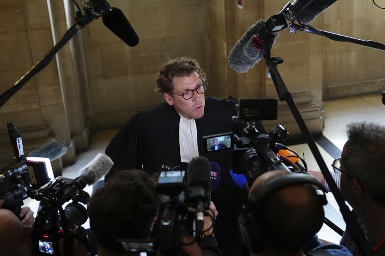 Joseph Hazan, abogado de Aomar Aït Khedache, uno de los hombres acusados por el robo a mano armada contra Kim Kardashian en 2016, habla con la prensa en el Palacio de Justicia el lunes 28 de abril de 2025 en París. (Foto AP/Aurelien Morissard)