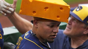 William Contreras (centro) de los Cerveceros de Milwaukee tras conectar un jonrón ante los Piratas de Pittsburgh, el domingo 2 de julio de 2023, en Pittsburgh. (AP Foto/Gene J. Puskar)