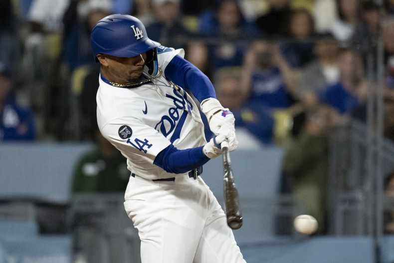 Mookie Betts de los Dodgers de Los Ángeles batea un sencillo remolcador en la tercera entrada del encuentro ante los Marlins de Miami el lunes 28 de abril del 2025. (AP Foto/Kyusung Gong)