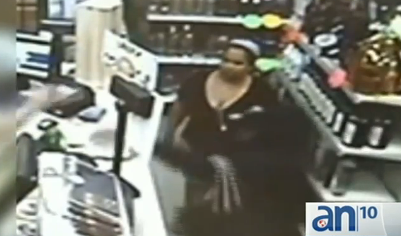 Un ladrón con un rifle de asalto roba en una licorería de la calle 8.