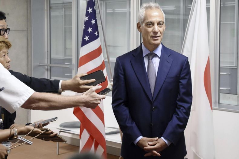 El embajador de Estados Unidos en Japón, Rahm Emanuel, habla en conferencia de prensa en Tokio, el viernes 22 de septiembre de 2023. (Kyodo News vía AP)