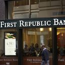 ARCHIVO - Un peatón pasa ante una oficina de First Republic Bank en San Francisco el 26 de abril de 2023. (AP Foto/Jeff Chiu, Archivo)