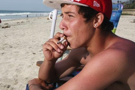 multas de $100 o hasta 60 dias de carcel a quienes fumen en las playas de miami beach