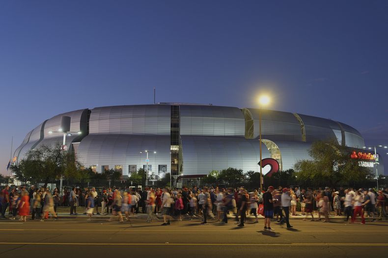Gente hace fila previo al homenaje al activista conservador Charlie Kirk, el domingo 21 de septiembre de 2025, en el estadio State Farm de Glendale, Arizona. (AP Foto/Jae C. Hong)
