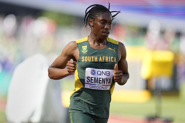 ARCHIVO - Caster Semenya de Sudáfrica, compite durante una eliminatoria en los 5000 metros de mujeres en el Mundial de Atletismo el 20 de julio de 2020 en Eugene, Oregon. La bicampeona olímpica Caster Semenya ganó el martes una apelación contra las normas de testosterona en el atletismo, cuando la Corte Europea de Derechos Humanos concluyó que se la había discriminado. (AP Foto/Ashley Landis, Archivo)