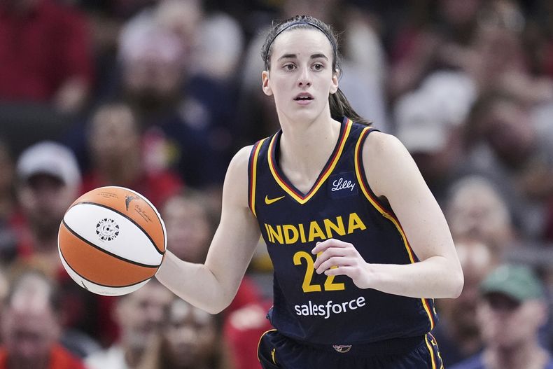 ARCHIVO - Foto del domingo 15 de septiembre del 2024, la jugadora del Fever de Indiana Caitlin Clark en el encuentro ante el Dallas Wings. (AP Foto/Michael Conroy, File)