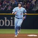 Danny Jansen de los Azulejos de Toronto recorre las bases tras conectar su jonrón de dos carreras en la quinta entrada del juego ante los Rangers de Texas el viernes 16 de junio del 2023. (AP Foto/LM Otero)
