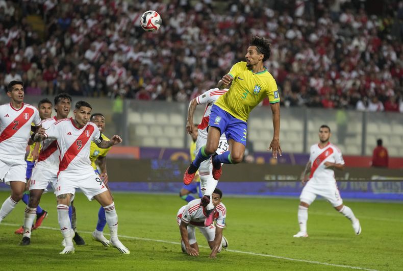 Marquinhos, de Brasil, anota en el partido de las eliminatorias mundialistas ante Perú, el martes 12 de septiembre de 2023, en Lima (AP Foto/Martín Mejía)