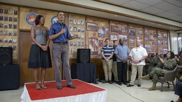americateve | El presidente estadounidense Barack Obama y la primera dama Michelle Obama hablan con miembros de las fuerzas armadas y sus familias en la base de la Infanter&iacute;a de Marina en Hawai, el mi&eacute;rcoles 25 de diciembre de 2013, en Kaneohe Bay, Hawai.