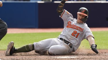 El jardinero izquierdo de los Orioles de Baltimore, Austin Hays, se desliza a home para anotar la sexta carrera de su equipo en el juego de las Grandes Ligas contra los Azulejos de Toronto, el domingo 21 de mayo de 2023, en Toronto. (Frank Gunn/The Canadian Press via AP)