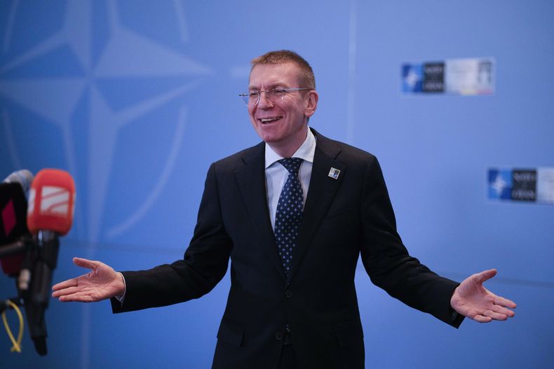 ARCHIVO - El canciller de Letonia, Edgars Rinkevics, habla con la prensa en la reunión de ministros del Exterior de la OTAN en Bucarest, Rumania, 30 de noviembre de 2022. El legislativo letón eligió a Rinkevics para el puesto en gran medida ceremonial de presidente el miércoles 31 de mayo de 2023. (AP Foto/Vadim Ghirda, File)