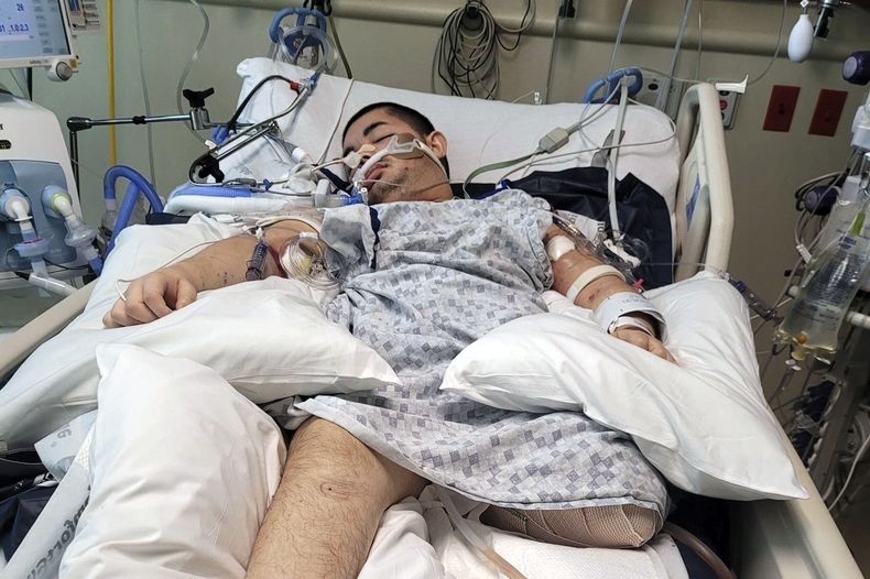 En la imagen, proporcionada por Ana L Vázquez, aparece Victor Pérez en un hospital de Pocatello, Idaho. (Ana L Vázquez vía AP)