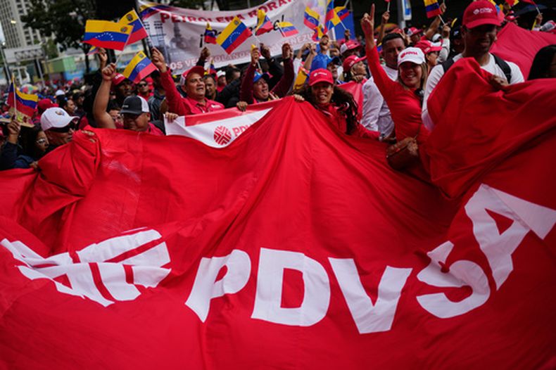 Trabajadores de la petrolera estatal venezolana PDVSA se manifiestan para respaldar un proyecto de ley de reforma petrolera propuesto por la presidenta interina Delcy Rodríguez para flexibilizar el control estatal y abrir la industria a la inversión privada y extranjera en Caracas, Venezuela, el jueves 29 de enero de 2026. (AP Foto/Ariana Cubillos)