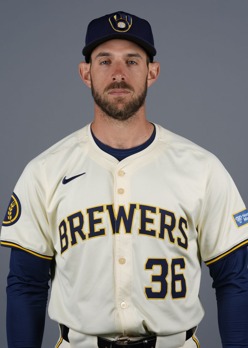 Austin Nola posa con el uniforme de los Cerveceros de Milwaukee en las fotos oficiales del equipo el jueves 22 de febrero del 2024 en Phoenix. (AP Foto/Matt York)