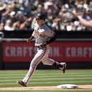 Yaz pega 2 jonrones en victoria de Gigantes sobre Atléticos
