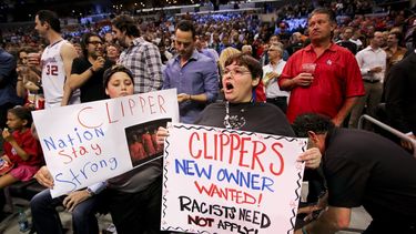 americateve | Aficionados muestran carteles de apoyo a los Clippers de Los &Aacute;ngeles antes del quinto juego de la serie de playoffs de primera ronda entre los Clippers y los Warriors de Golden State el martes 29 de abril de 2014. El Comisionado de la NBA, Adam Sil