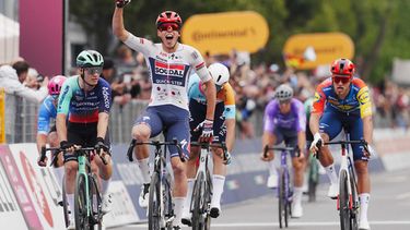 El francés Paul Magnier, centro, cruza la meta para ganar la etapa inaugural del Giro de Italia, entre Nessebar y Brujas, Bulgaria, el viernes 8 de mayo de 2026. (Massimo Paolone/LaPresse via AP)