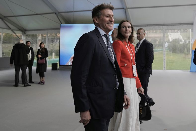 Sebastian Coe, candidato a la presidencia del Comité Olímpico Internacional, acude a la ceremonia de inicio de la 144ta sesión del COI, en Olimpia Antigua, Grecia, el martes 18 de marzo de 2025. (AP Foto/Thanassis Stavrakis)