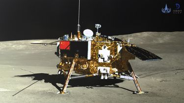 ARCHIVO - En imagen proporcionada el 12 de enero de 2019 por la Administración Nacional Espacial de China vía la Agencia de Noticias Xinhua se muestra el módulo lunar de la sonda Change-4 en una fotografía tomada por el módulo Yutu-2 el 11 de enero de 2019. (Administración Nacional Espacial de China / Agencia de Noticias Xinhua vía AP, archivo)