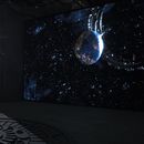 Una niña mira un vídeo que representa el universo de ciencia ficción de una trilogía del autor chino Liu Cixin en Chengdu, provincia de Sichuan, el sábado 21 de octubre de 2023. La serie que comenzó con El problema de los tres cuerpos ayudó a la ciencia ficción china a abrirse paso a nivel internacional, ganando premios y llegando a las listas de lectura de personas como el ex presidente estadounidense Barack Obama y Mark Zuckerberg. (Foto AP/Ng Han Guan)