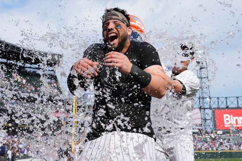 Edgar Quero, izquierda, de los Medias Blancas de Chicago, es felicitado con un baño por parte de Colson Montgomery después de que los Medias Blancas derrotaran en juego de béisbol de Grandes Ligas a los Cachorros, el domingo 17 de mayo de 2026, en Chicago. (AP Foto/Nam Y. Huh)