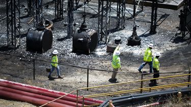 Empleados evalúan el área incendiada en la Central de Generación y distribución Costa Sur en Guayanilla, que en la noche del miércoles provocó un apagón en toda la Isla.