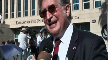 El ex congresista demócrata Joe García estuvo en la ceremonia de izamiento de la bandera de EE.UU. en su embajada en Cuba.