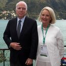 Senador McCain asiste a foro económico en Italia