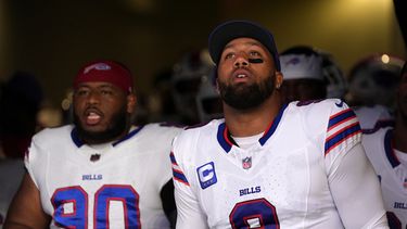 DeWayne Carter, izquierda, y Bradley Chubb, de los Bills de Buffalo, se preparan para saltar al campo previo al partido de la NFL ante los Rams de Los Ángeles, el lunes 12 de octubre de 2026, en Inglewood, California. (AP Foto/Gregory Bull)
